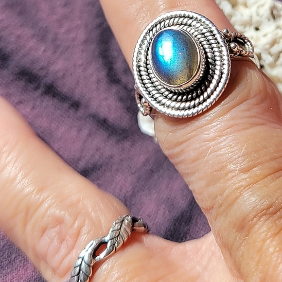 Beautiful vintage sterling silver ring with genuine labradorite stone. - Picture 2 of 5